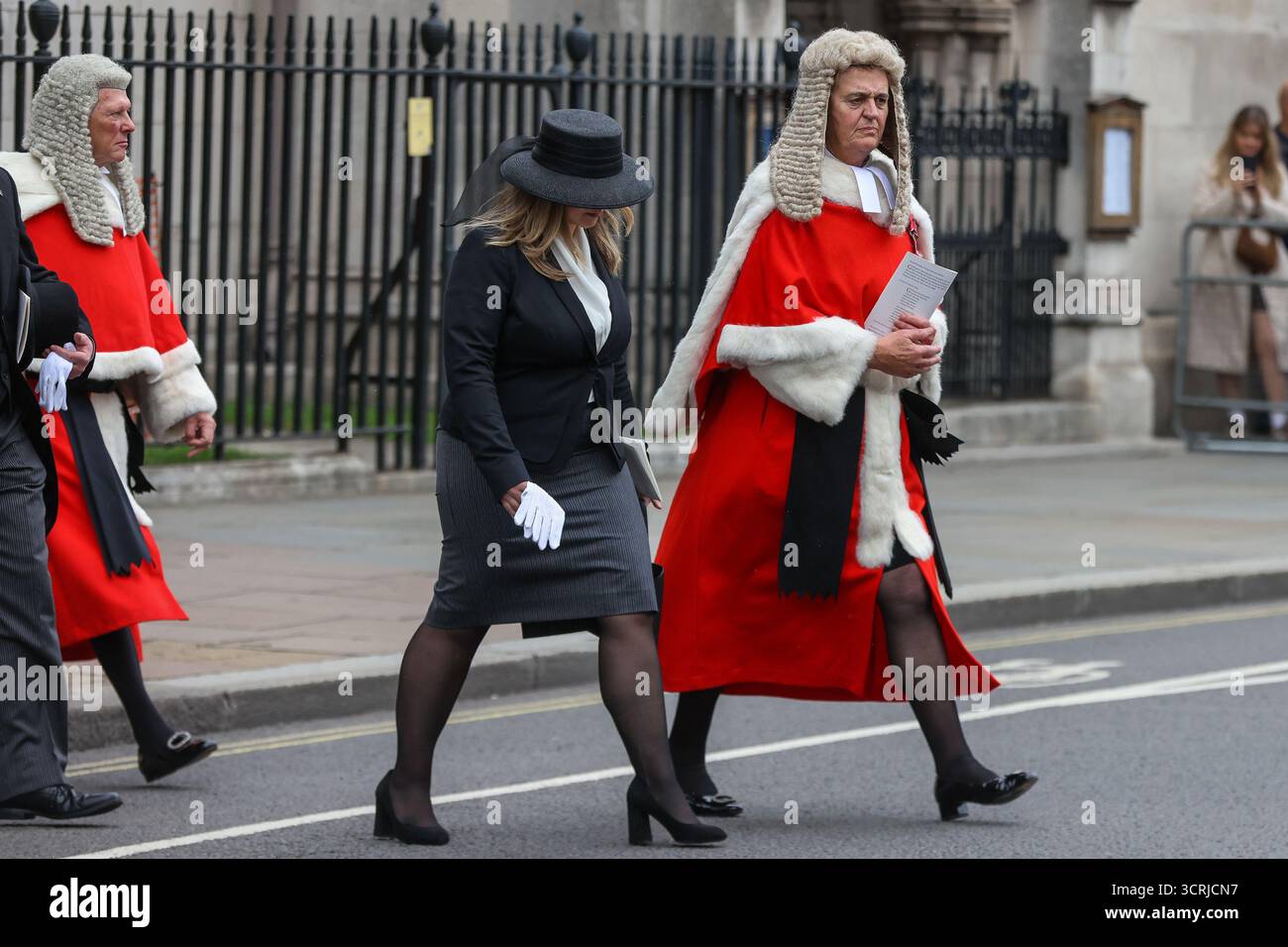 Londres. ROYAUME-UNI. 01 octobre 2025. Les professionnels de la magistrature et les juges procèdent de l’abbaye de Westminster au Palais de Westminster dans le centre de Londres, marquant le début de la nouvelle année juridique avec une tradition séculaire qui comprend un service religieux et la réception du petit déjeuner du Lord Chancelier. Credit : London News/Alamy Live News Banque D'Images