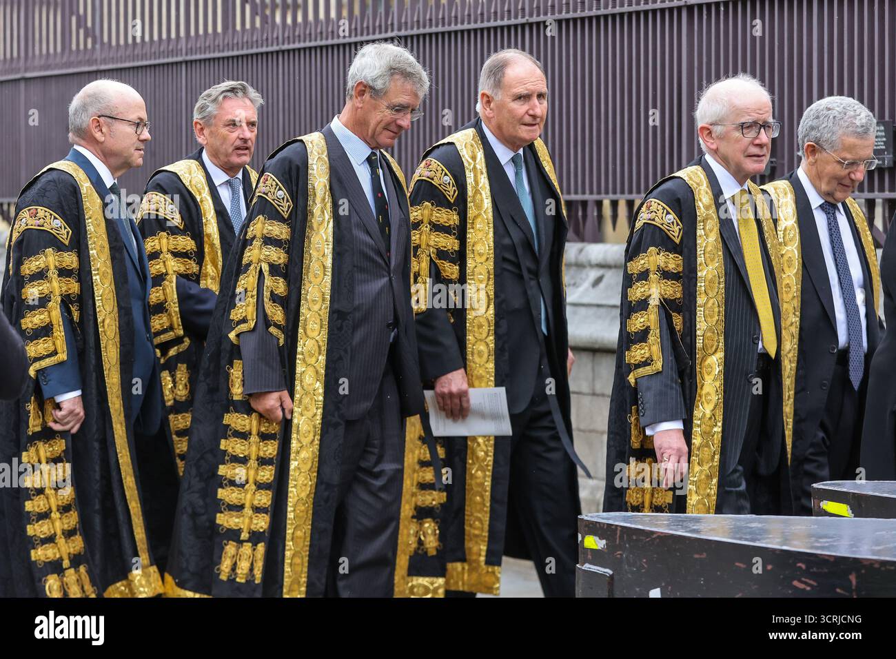 Londres. ROYAUME-UNI. 01 octobre 2025. Les professionnels de la magistrature et les juges procèdent de l’abbaye de Westminster au Palais de Westminster dans le centre de Londres, marquant le début de la nouvelle année juridique avec une tradition séculaire qui comprend un service religieux et la réception du petit déjeuner du Lord Chancelier. Credit : London News/Alamy Live News Banque D'Images