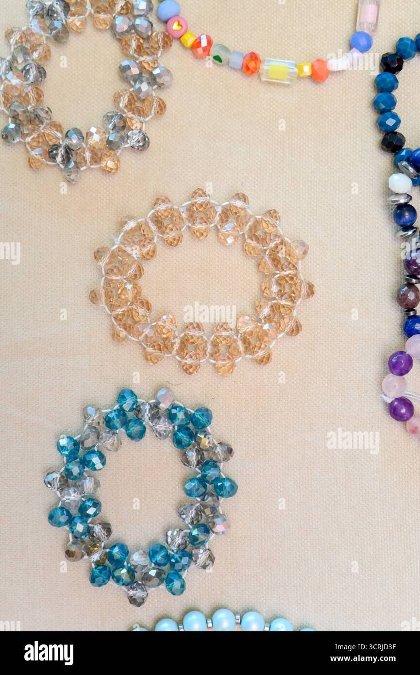 Bijoux faits à la main en verre multicolore beads.beaded bracelets et bagues couchés sur la table. Banque D'Images
