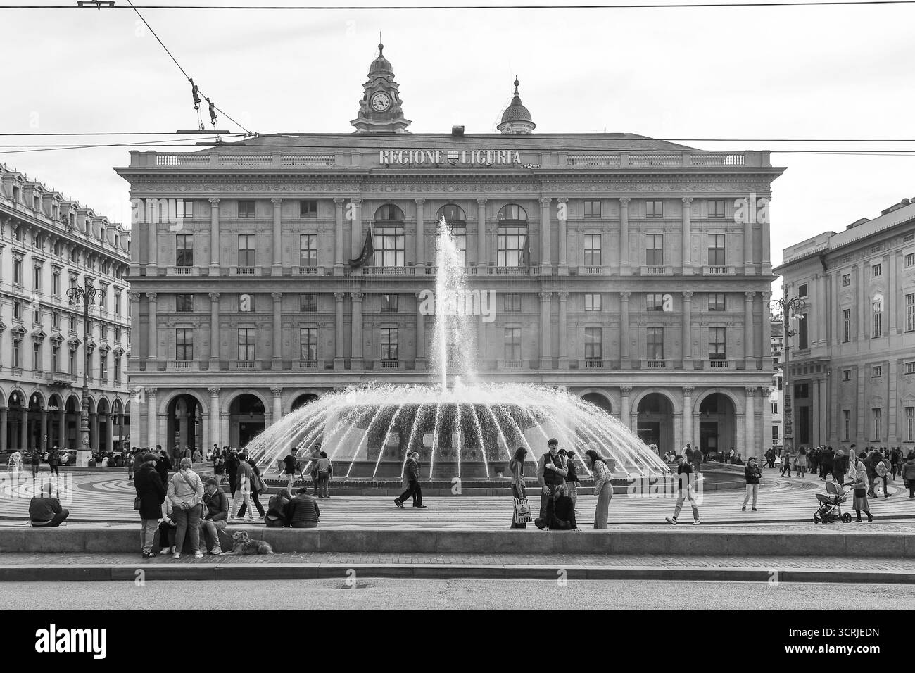 N&B Vue de la Piazza de Ferrari, la place principale de Gênes, avec la fontaine bouillonnante et Palazzo della Regione Liguria en arrière-plan, Italie Banque D'Images