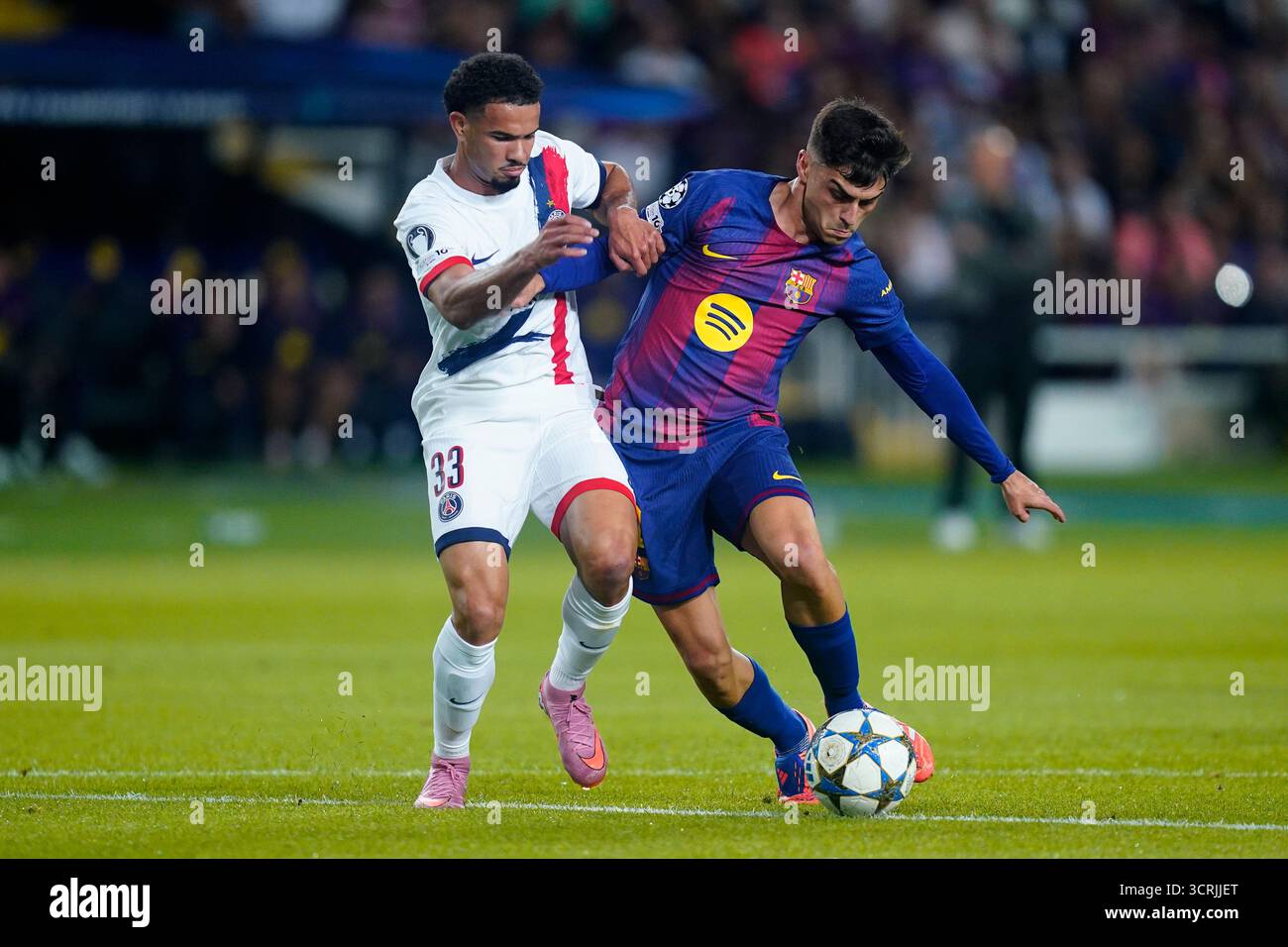 Barcelone, Espagne. 1er octobre 2025. Pedro Gonzalez Pedri du FC Barcelone et Warren Zaïre-Emery du Paris Saint Germain FC lors du match de l'UEFA Champions League, entre le FC Barcelone et le Paris Saint Germain PSG, stade Lluis Companys le 1er octobre 2025 à Barcelone, Espagne. (Photo de Sergio Ruiz/PRESSIN) crédit : AGENCE SPORTIVE PRESSINPHOTO/Alamy Live News Banque D'Images