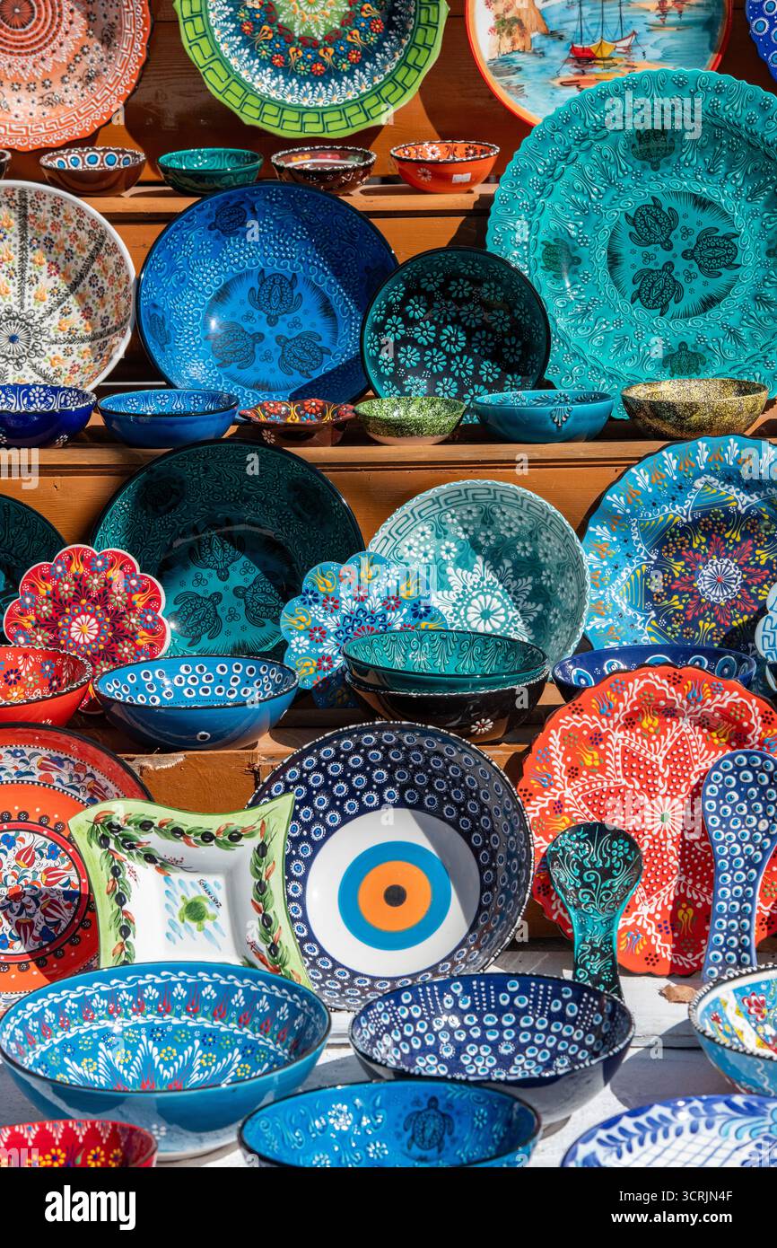 Une sélection de céramiques touristiques aux couleurs vives dans une boutique de cadeaux sur l'île grecque de Zante ou Zakynthos en Grèce Banque D'Images