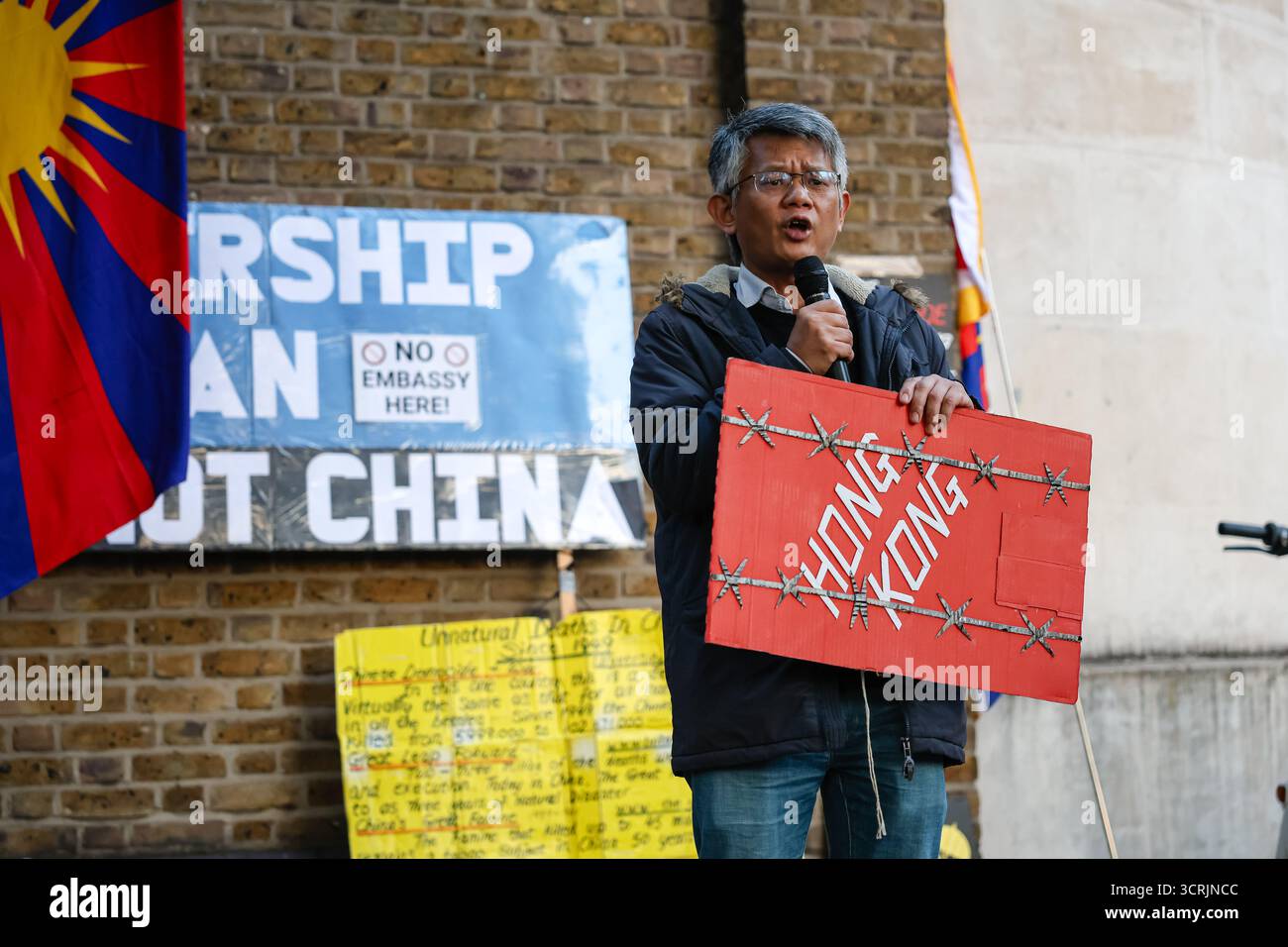 LONDRES, Royaume-Uni - 1er octobre 2025 : des manifestants se rassemblent devant la Royal Mint court à Londres à l'occasion de la fête nationale chinoise, qui commémore la fondation de la République populaire de Chine en 1949, pour s'opposer aux projets du gouvernement chinois de construire une nouvelle « méga ambassade » sur le site. Une coalition de Tibétains, de Hong-Kongers, d'Ouïghours, de dissidents chinois et de résidents locaux a appelé le gouvernement britannique à rejeter la proposition, invoquant des préoccupations concernant la surveillance, la répression et l'impact communautaire. Banque D'Images