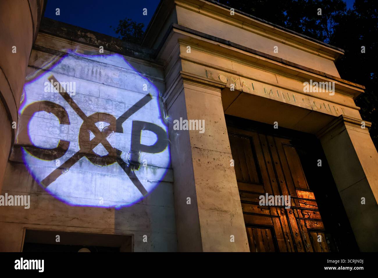 LONDRES, Royaume-Uni - 1er octobre 2025 : des manifestants se rassemblent devant la Royal Mint court à Londres à l'occasion de la fête nationale chinoise, qui commémore la fondation de la République populaire de Chine en 1949, pour s'opposer aux projets du gouvernement chinois de construire une nouvelle « méga ambassade » sur le site. Une coalition de Tibétains, de Hong-Kongers, d'Ouïghours, de dissidents chinois et de résidents locaux a appelé le gouvernement britannique à rejeter la proposition, invoquant des préoccupations concernant la surveillance, la répression et l'impact communautaire. Banque D'Images
