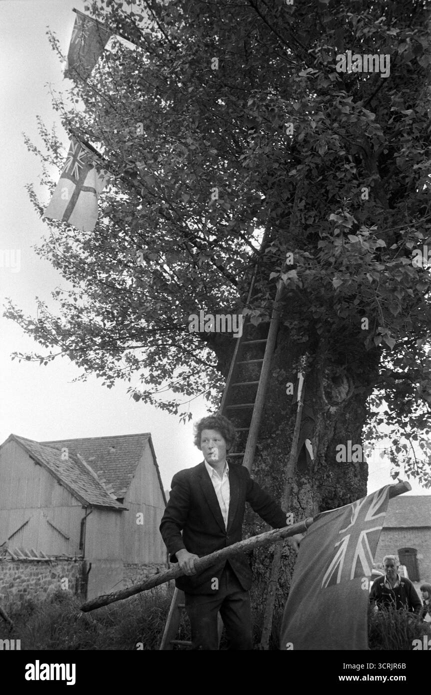 Arbor Day. Aston-on-Clun, Shropshire 1975. La coutume d'habiller un arbre avec des drapeaux survit à une époque ancienne où il était fait dans le culte de Bridget, déesse de la fertilité. Plus tard sanctifiée sous le nom de Sainte Bridget ou Sainte bride, la déesse avait un arbre pour un sanctuaire. Le conseil paroissial de Hopesay finance maintenant la coutume à partir des tarifs. En 1975, vingt-cinq livres a été donné pour acheter neuf drapeaux qui sont utilisés pour décorer le peuplier noir chaque 29 mai.Angleterre 1970s UK HOMER SYKES Banque D'Images