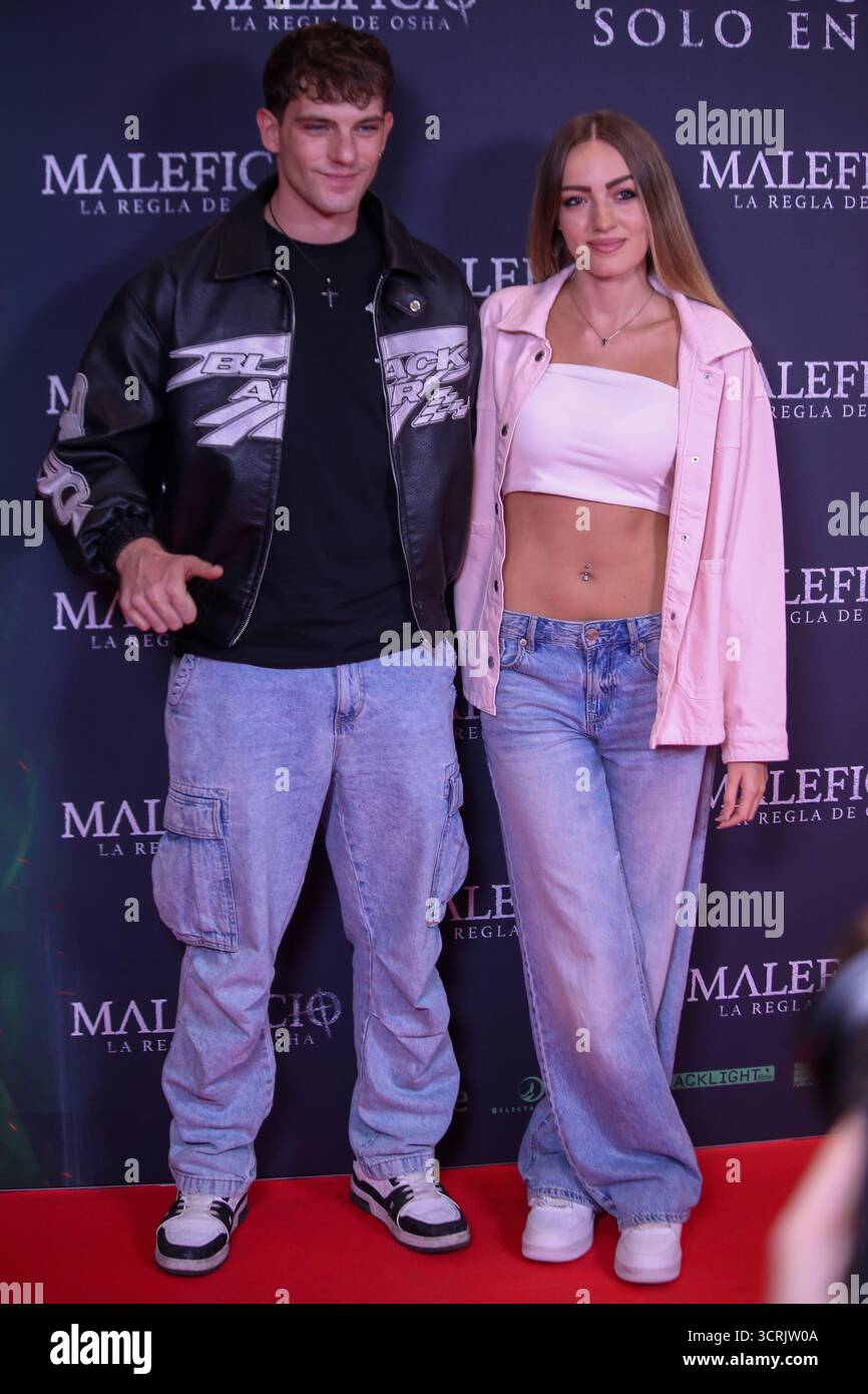 Madrid, Espagne, 1er octobre 2025 : le mannequin Nacho de Borbón (à gauche) et sa petite amie Náyades (à droite) posent pour les médias lors de la première Photocall 'Maleficent : The Rule of OSHA' le 1er octobre 2025, au Verdi Cinemas de Madrid, Espagne. Crédit : Alberto Brevers / Alamy Live News. Banque D'Images
