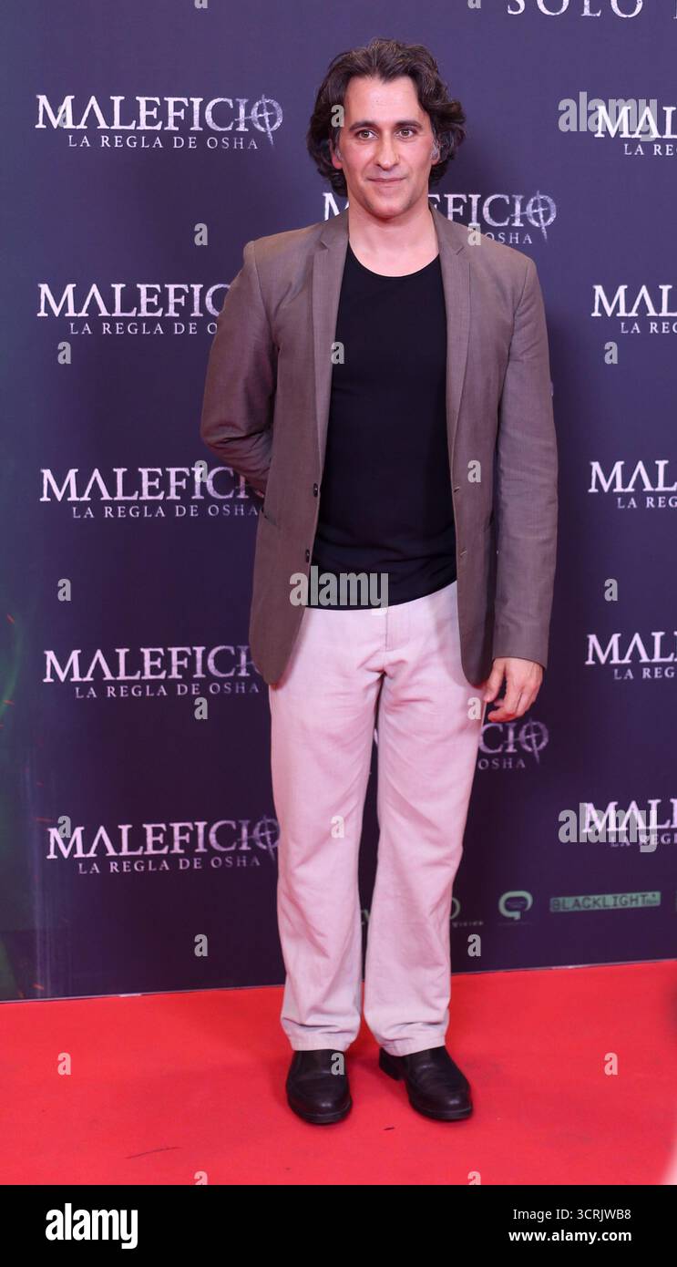 Madrid, Espagne, 1er octobre 2025 : L'acteur Asier Olaizola pose pour les médias lors de la première Photocall de 'Maleficent : The Rule of OSHA' le 1er octobre 2025, au Verdi Cinemas de Madrid, Espagne. Crédit : Alberto Brevers / Alamy Live News. Banque D'Images