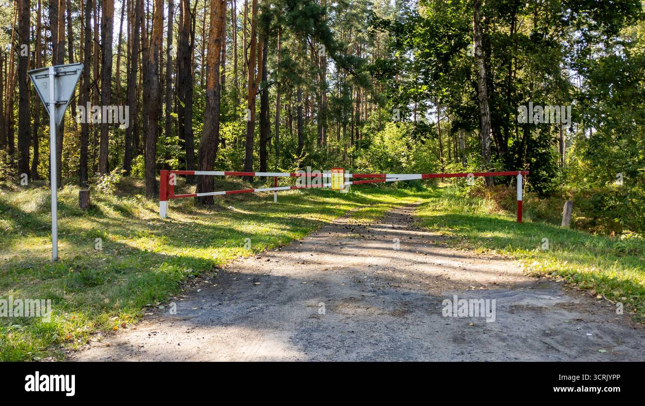 Barrière ferme une route dans la forêt en raison des restrictions d'accès des véhicules en raison des risques d'incendie. Concept de protection de l'environnement Banque D'Images