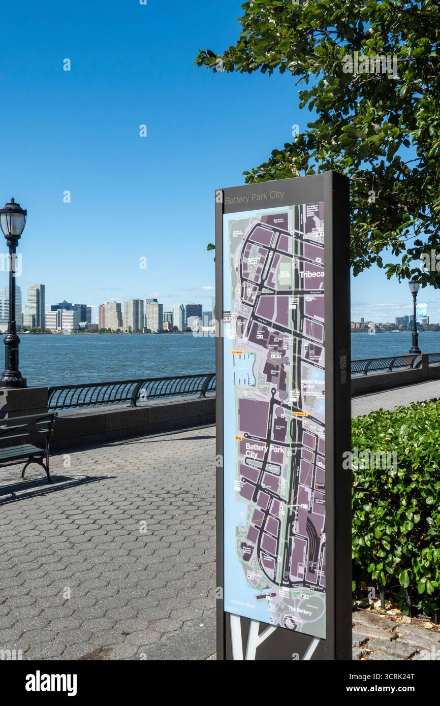 La carte Esplanade of Battery Park City avec le fleuve Hudson et New Jersey Skyline en arrière-plan, New Jersey Banque D'Images