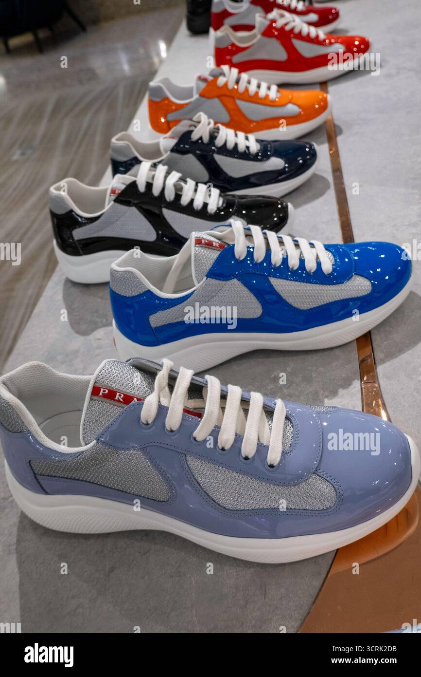 Saks Fifth Avenue est un grand magasin de luxe phare à Midtown Manhattan, New York City, USA 2025 Banque D'Images