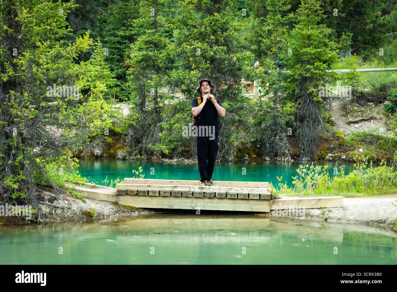 Passionné de nature au bord du lac turquoise, aventure en plein air sereine dans la nature. Banque D'Images