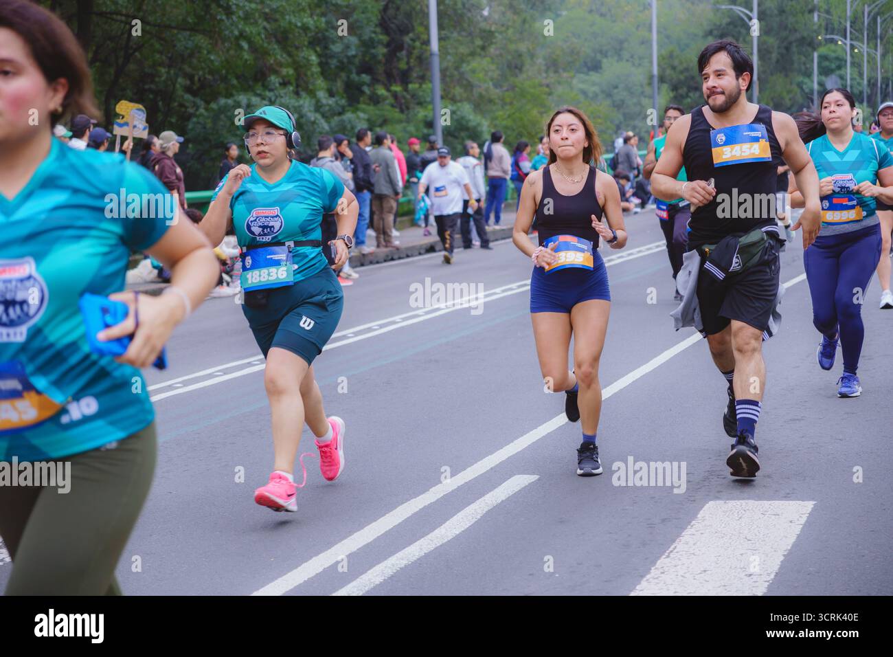 Mexico, 28 septembre 2025. Un groupe de coureurs participe au marathon « Bimbo Global Race » à Mexico. Des gens d'âges et de genres différents Banque D'Images