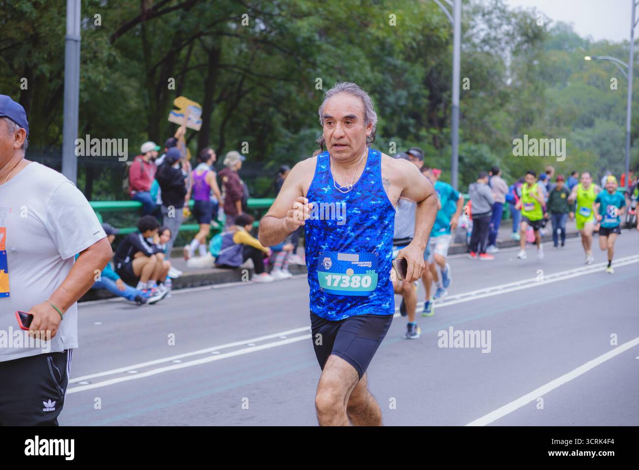 Mexico, 28 septembre 2025. Un groupe de coureurs participe au marathon « Bimbo Global Race » à Mexico. Des gens d'âges et de genres différents Banque D'Images