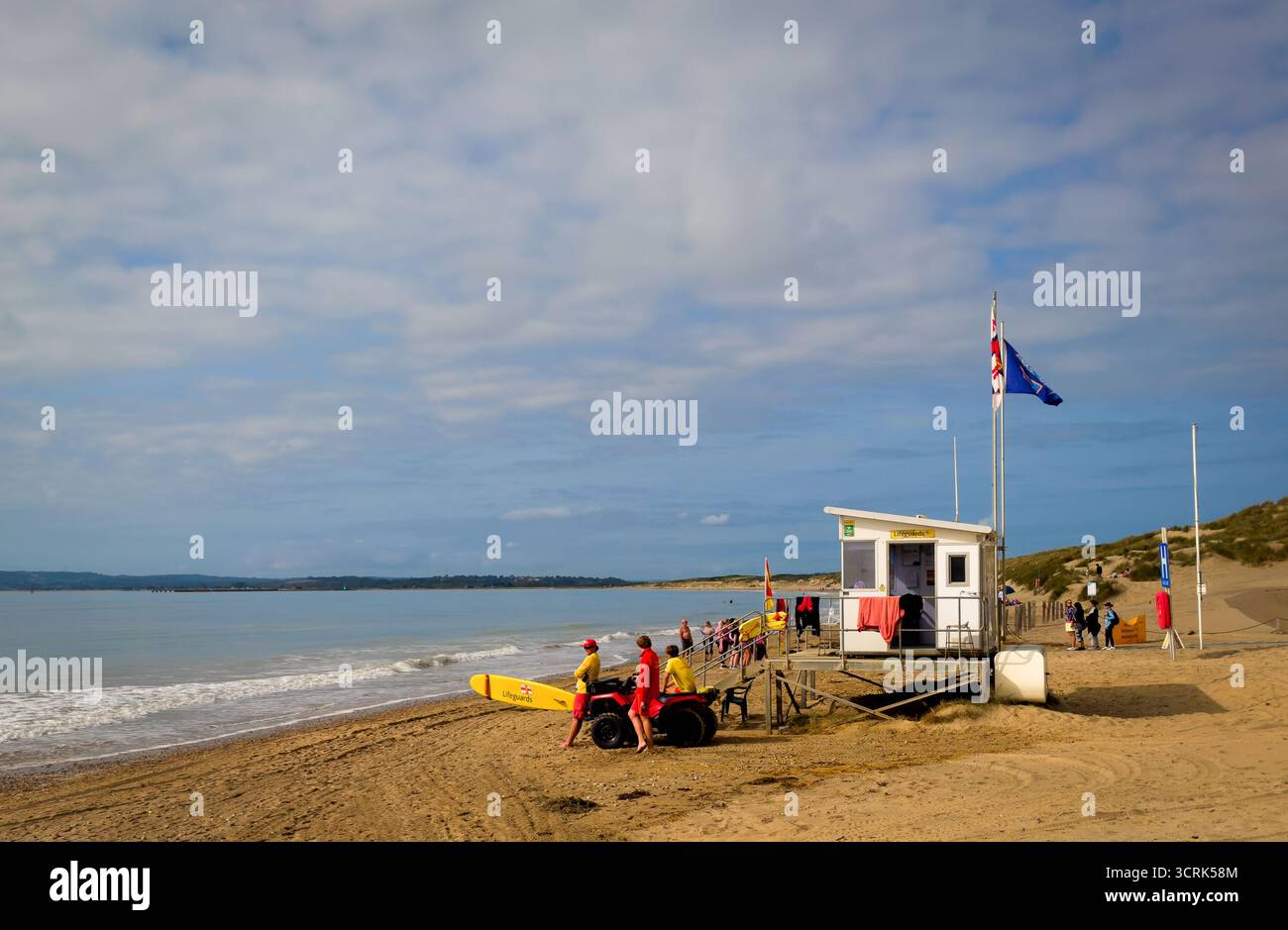 Camber Sands Beach, Royaume-Uni, 30 septembre 2023, vue de quelques sauveteurs sur une plage de sable de la côte est du Sussex en Angleterre Banque D'Images