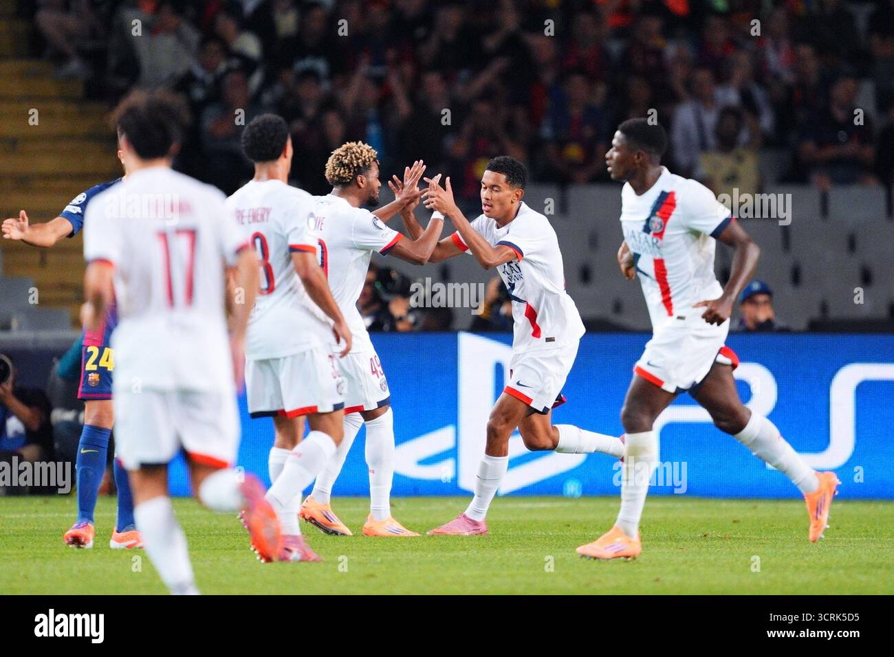 1er octobre 2025 ; Estadi Johan Cruyff, Barcelone, Espagne, Ligue des champions de football, Barcelone contre le Paris Saint Germain ; Senny Mayulu, Paris St Germain célèbre après avoir marqué pour 1-1 à la 38e minute Banque D'Images