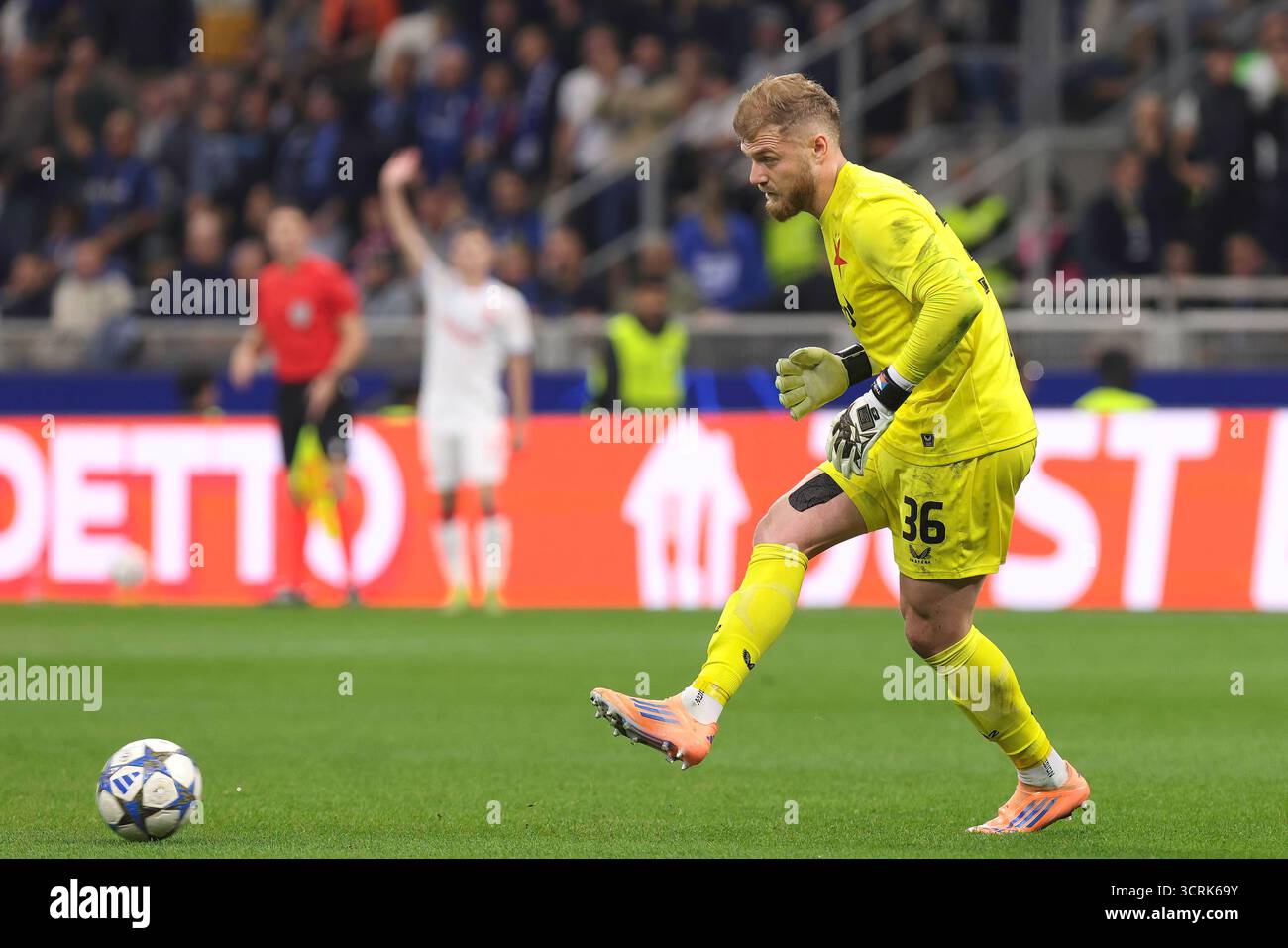 9/30/2025 Italie, Milan, 2025 09 30 : Jindrich Stanek (Slavia Praha) a tiré dans l'arrière-cour en première mi-temps pendant le match de football FC Inter vs SK Slavia Praha, UCL 2025-2026 MD 2 au stade San Siro FC Inter vs SK Slavia Praha, UEFA Champions League 2025-2026, League - phase MD 2 au stade San Siro. (Photo de Fabrizio Andrea Bertani/Pacific Press/Sipa USA) Banque D'Images