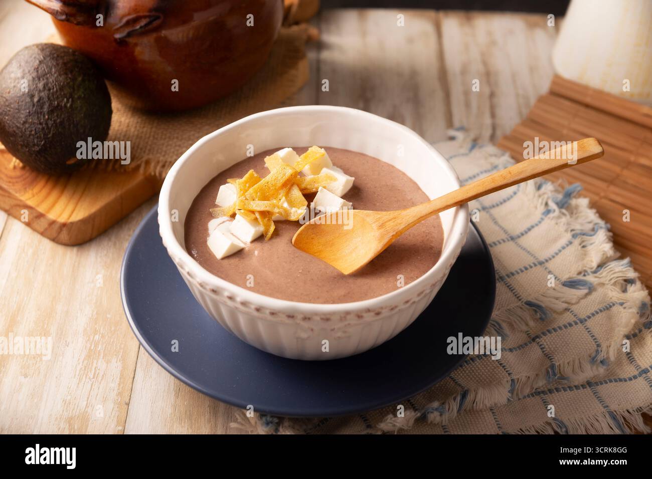 Soupe de haricots crémeuse. Au Mexique connu sous le nom de Crema de Frijoles, recette nutritive de nourriture maison, généralement accompagnée de fromage, crème, avocat et Tor de maïs Banque D'Images