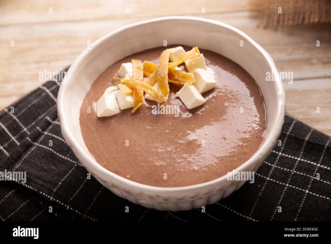 Soupe de haricots crémeuse. Au Mexique connu sous le nom de Crema de Frijoles, recette nutritive de nourriture maison, généralement accompagnée de fromage, crème, avocat et Tor de maïs Banque D'Images