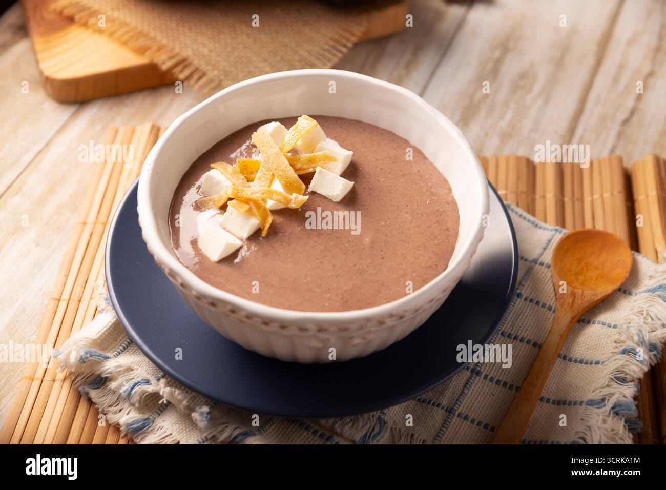 Soupe de haricots crémeuse. Au Mexique connu sous le nom de Crema de Frijoles, recette nutritive de nourriture maison, généralement accompagnée de fromage, crème, avocat et Tor de maïs Banque D'Images