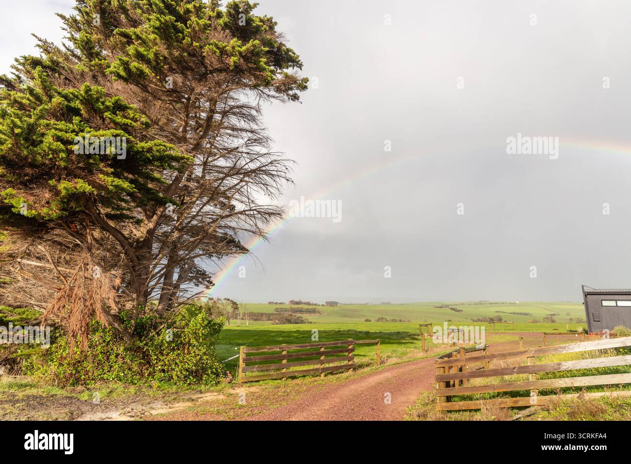 Rainboy au-dessus d'une ferme à Victoria, Australie. Banque D'Images