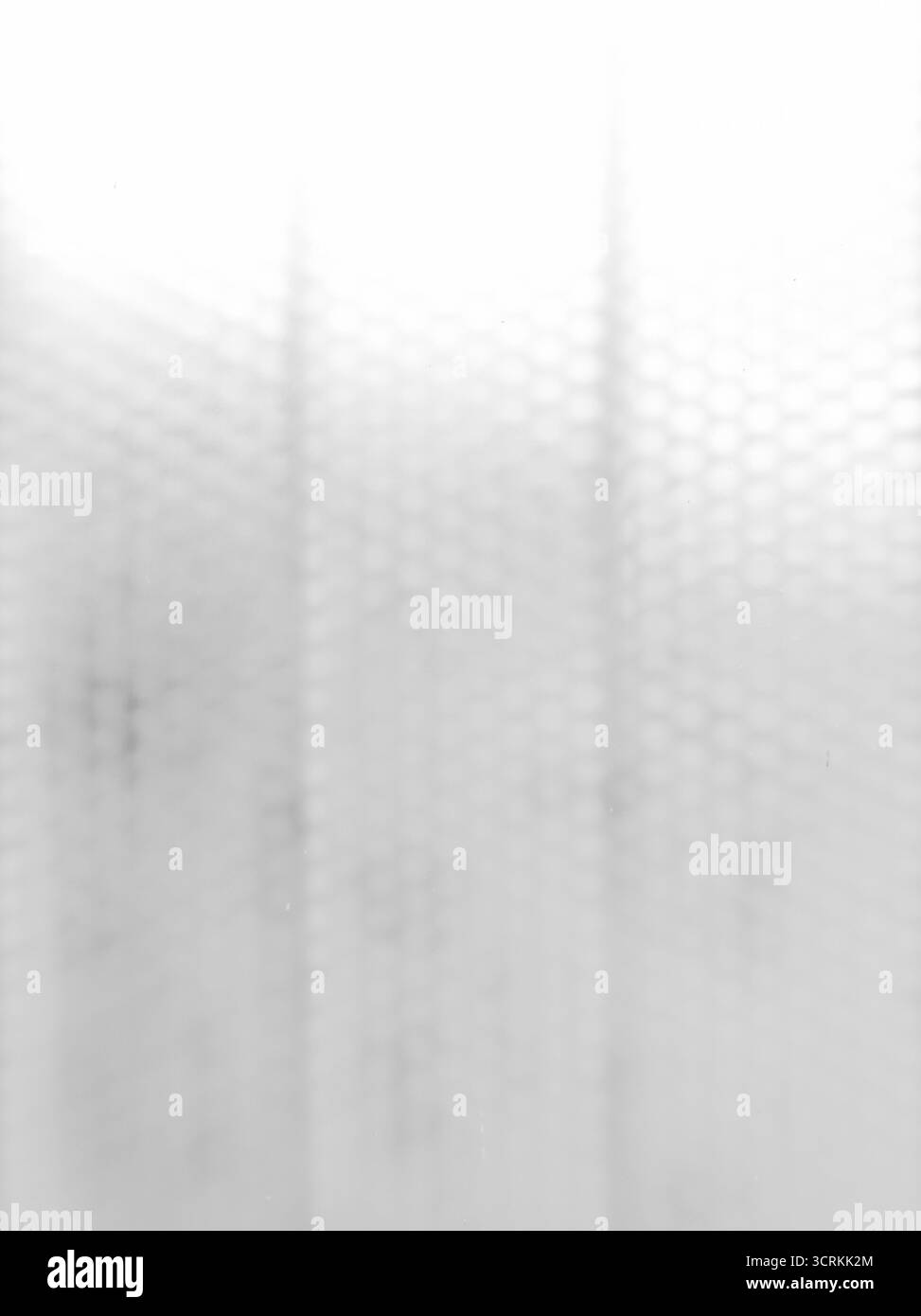 Fond lumineux et abstrait avec un motif de grille hexagonale pâle. Le motif est légèrement flou et la couche semi-transparente blanche est douce et floue. Terminé Banque D'Images