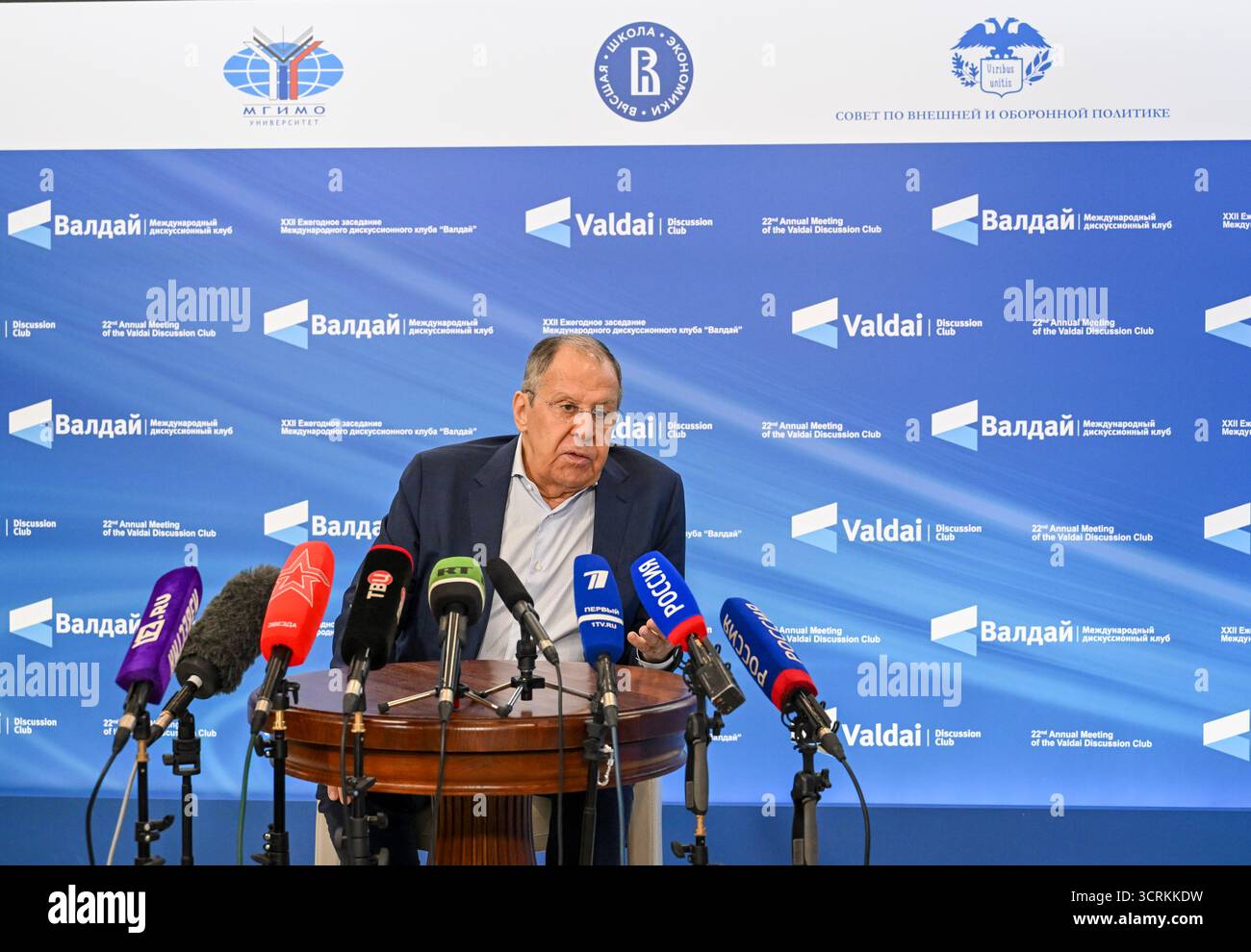 Sotchi, Russie. 30 septembre 2025. Le ministre russe des Affaires étrangères Sergueï Lavrov répond aux questions de l'agence de presse Xinhua lors de la 22e réunion annuelle du Valdai International discussion Club à Sotchi, en Russie, le 30 septembre 2025. La Russie soutient les réformes du système de gouvernance mondiale et travaillera activement avec la Chine et d’autres pays pour affiner et mettre en œuvre l’Initiative de gouvernance mondiale, a déclaré M. Lavrov mardi. Crédit : Hao Jianwei/Xinhua/Alamy Live News Banque D'Images