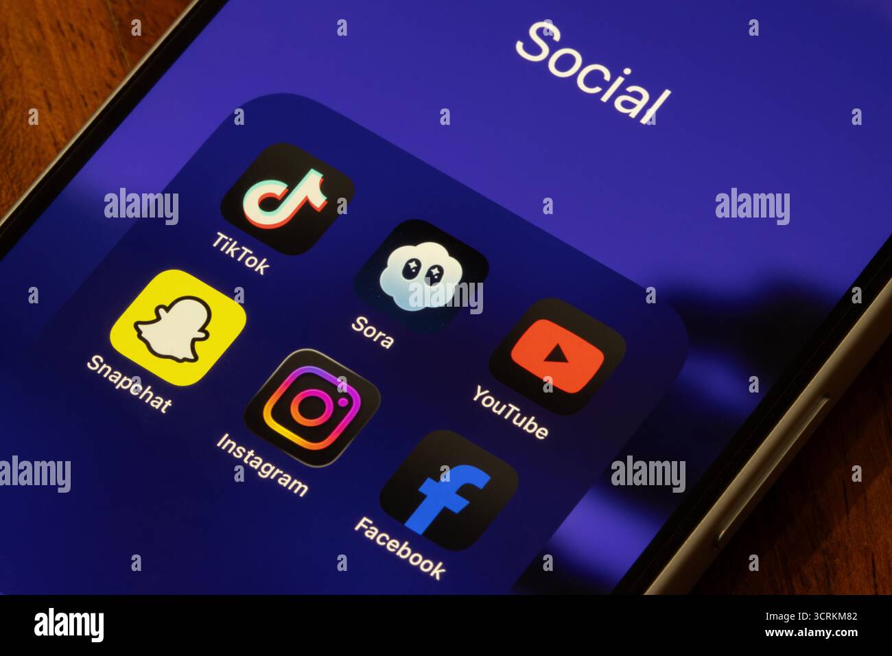 Applications sociales variées, notamment TikTok, Sora, YouTube, Snapchat, Instagram et Facebook sont visibles sur l'écran d'un iPhone. Banque D'Images