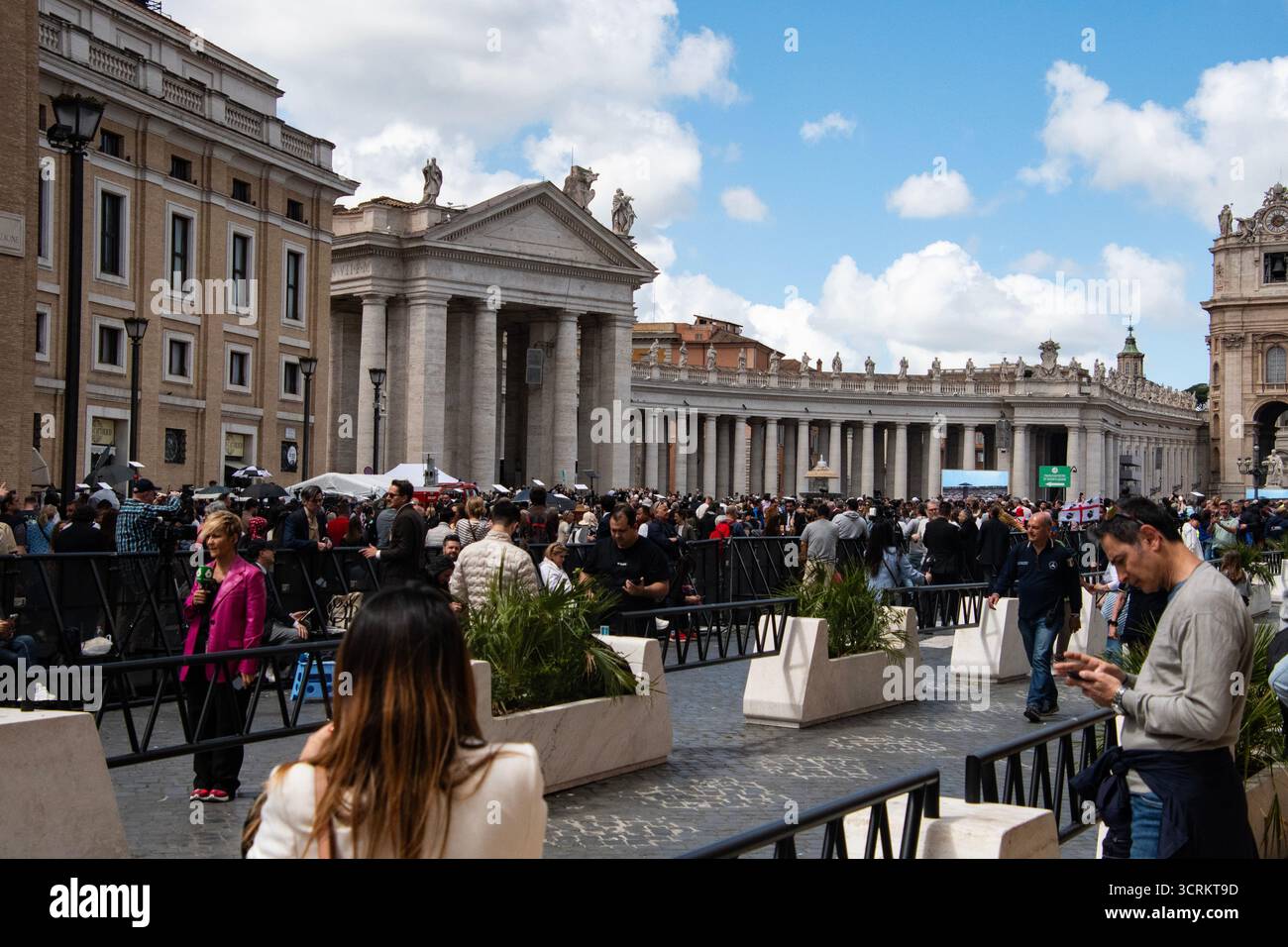 - Pierre's Square. Les foules se rassemblent pour savoir s'il y a un nouveau pape. Banque D'Images