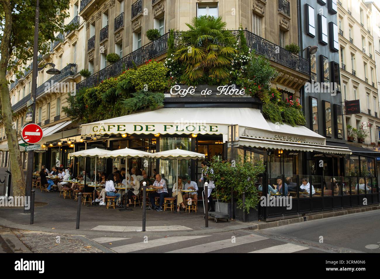 Café de flore. Paris est la capitale et la plus grande ville de France Banque D'Images