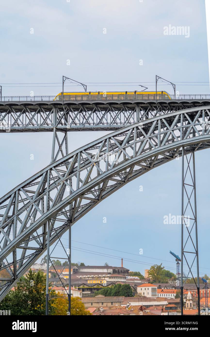 Un train léger du métro de Porto traverse le pont supérieur de l'arche métallique du pont Dom Luís I (Ponte Dom Luís I) enjambant le fleuve Douro, au Portugal Banque D'Images