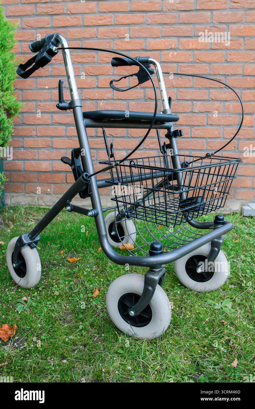 Déambulateur à roulettes à l'extérieur avec panier pour sac et épicerie. Gros plan Banque D'Images