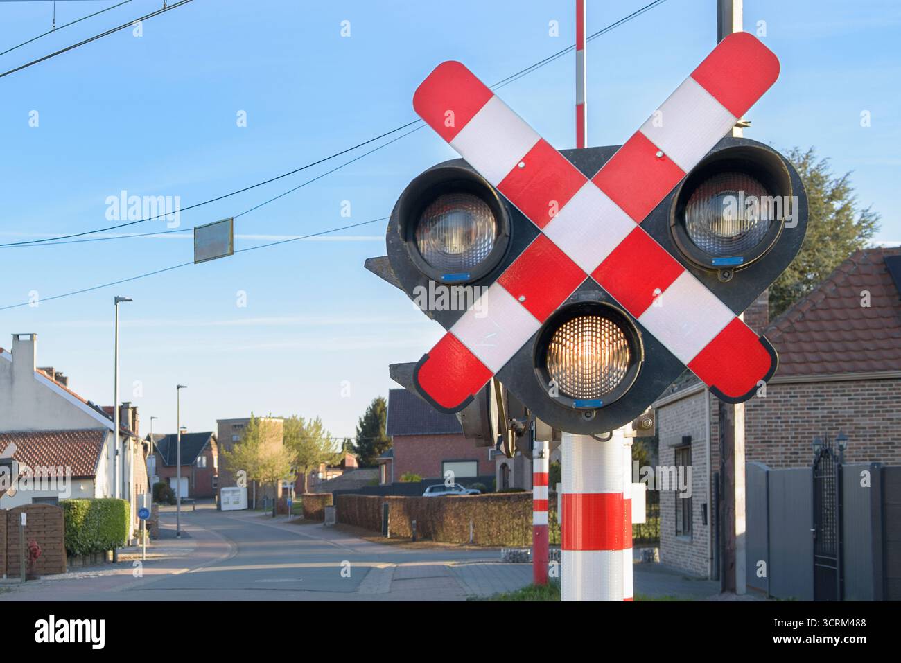 Feu de circulation pour le chemin de fer. Le chemin est dégagé pour le mouvement des voitures avec un signal jaune au croisement. Banque D'Images