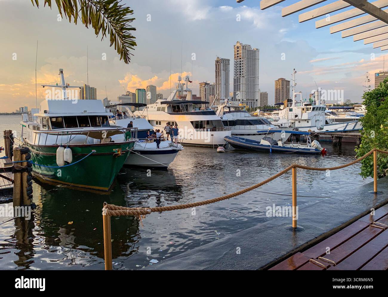 Pasay, Philippines : CCP Bay terminal Dock amarré à Manila Bayfront, Metro Manila Marina, yachts à usage privé, location ou événements, port de plaisance - Image de stock capturée avec un smartphone