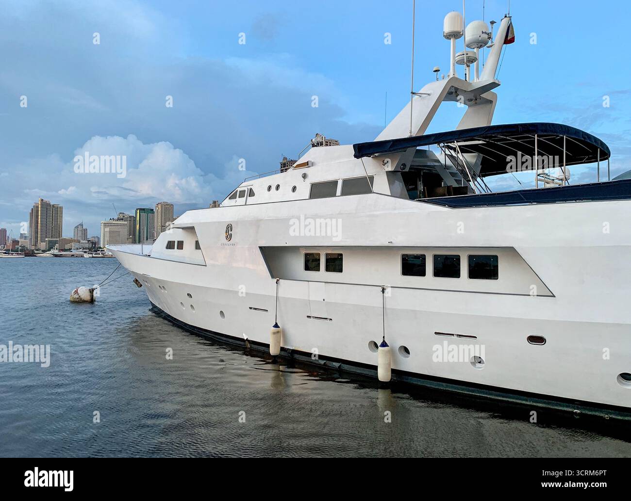 Pasay, Philippines : 13FT Motor Yacht, CCP Bay terminal Dock amarré à Manila Bayfront, Metro Manila Marina, yachts à usage privé, location ou événements - Image de stock capturée avec un smartphone
