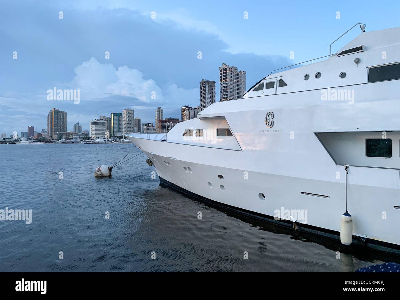 Pasay, Philippines : 13FT Motor Yacht, CCP Bay terminal Dock amarré à Manila Bayfront, Metro Manila Marina, yachts à usage privé, location ou événements - Image de stock capturée avec un smartphone