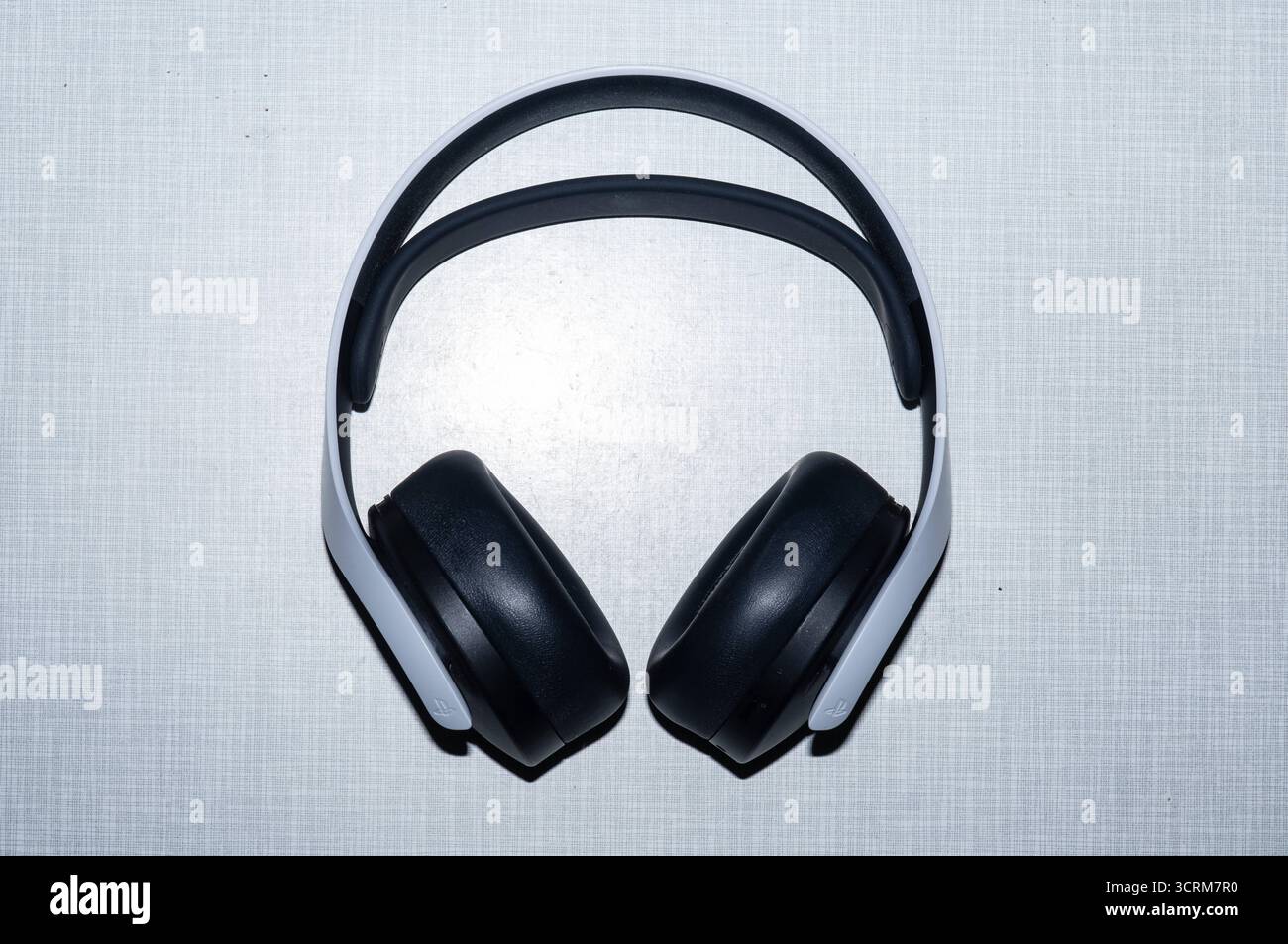 Top Shot eines PlayStation 5 Kopfhöhres auf einer weißen Resopal Platte usage éditorial exclusif *** Top Shot d'un casque PlayStation 5 sur un Resopa blanc Banque D'Images