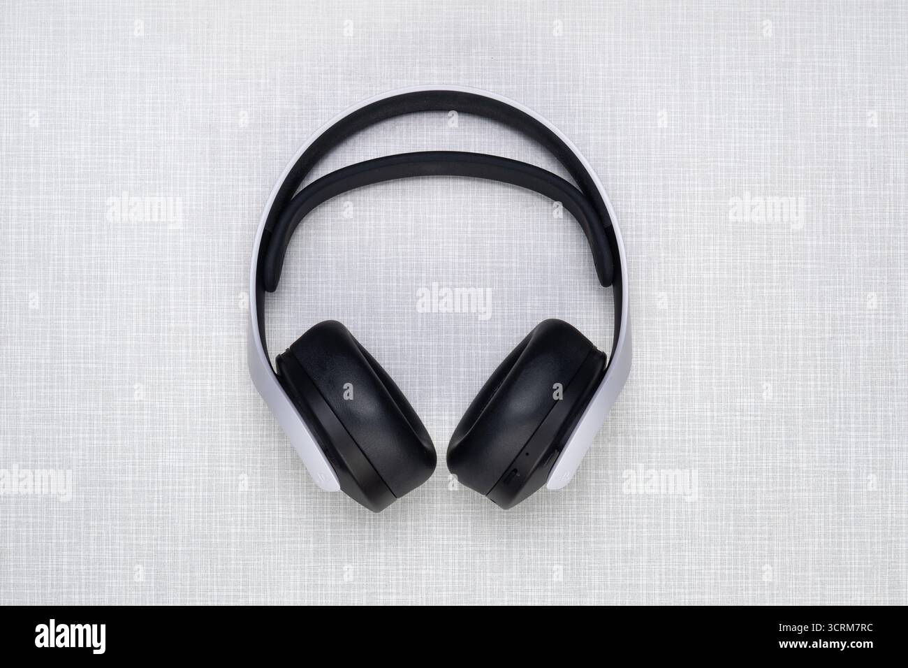 Top Shot eines PlayStation 5 Kopfhöhres auf einer weißen Resopal Platte usage éditorial exclusif *** Top Shot d'un casque PlayStation 5 sur un Resopa blanc Banque D'Images