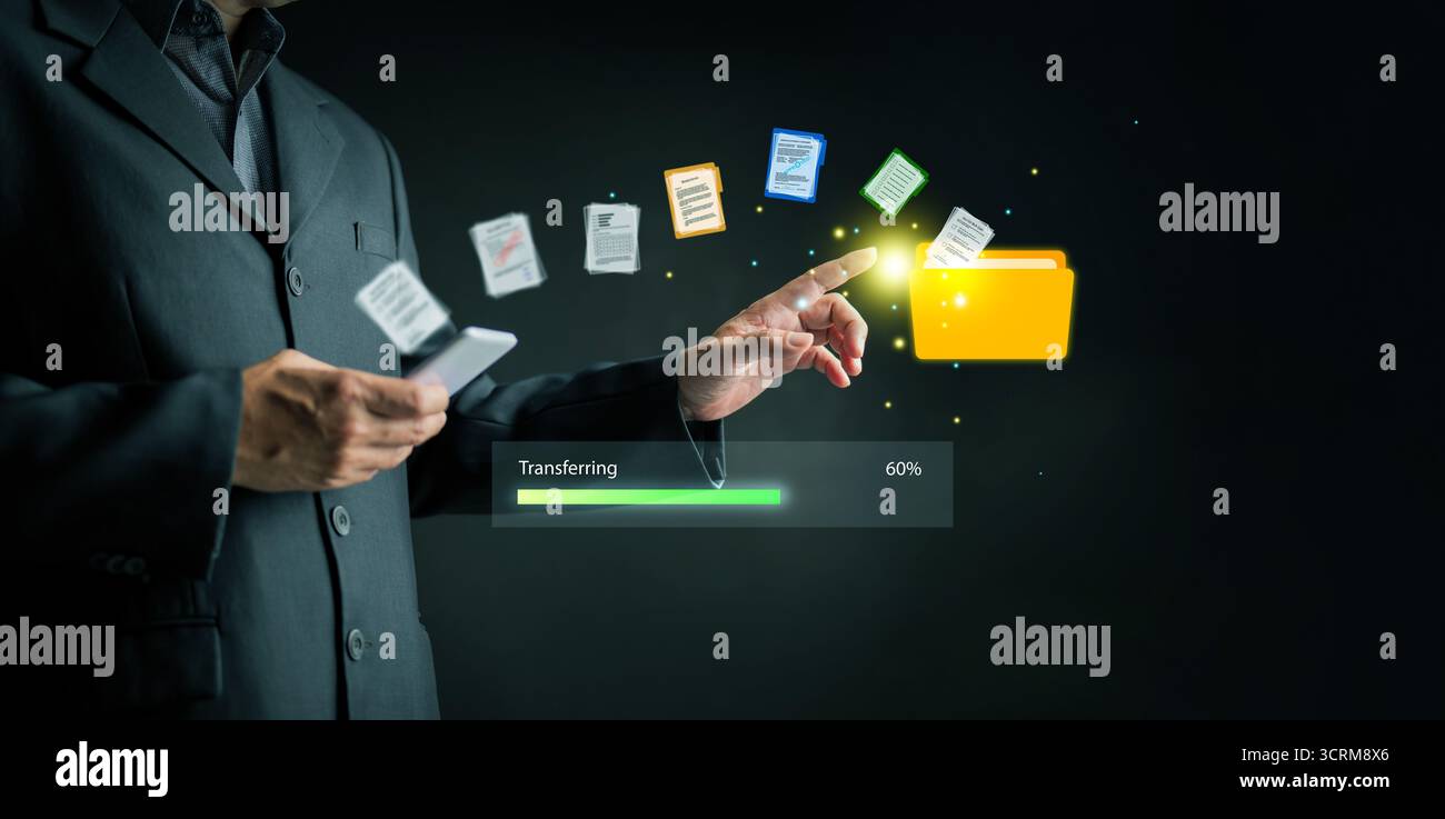 Concept de transfert de fichiers numériques avec la main d'homme d'affaires touchant l'icône de dossier, symbolisant le stockage en nuage, la connexion mobile, la communication en ligne et secu Banque D'Images