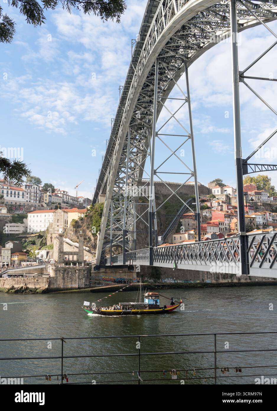 Un bateau passe sous le pont Dom Luis I sur le fleuve Douro à Porto, Portugal Banque D'Images