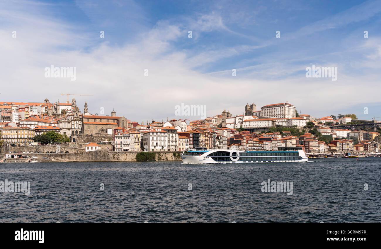 Porto Mirante un bateau de croisière fluviale vu sur le fleuve Douro à Porto, Portugal Banque D'Images