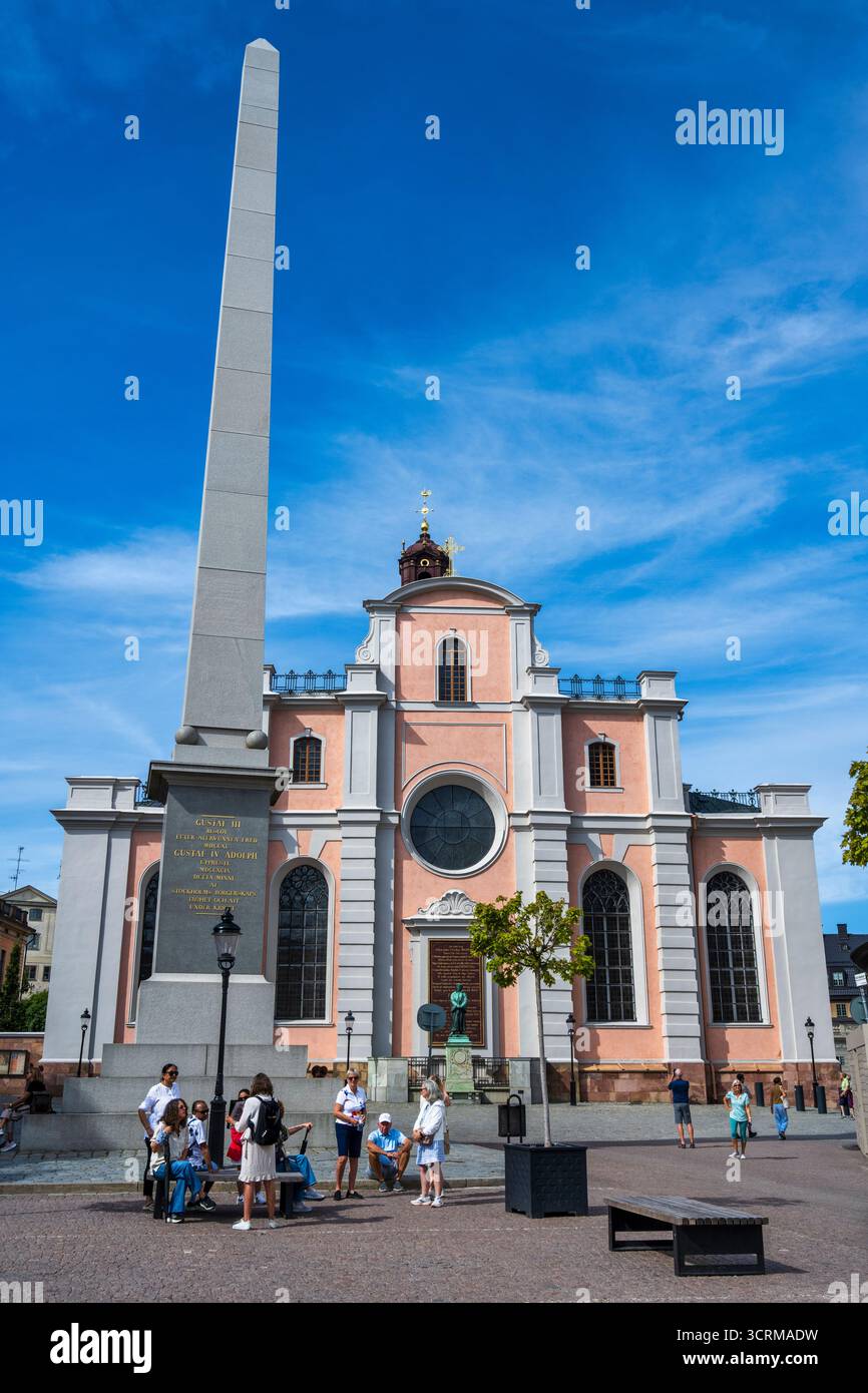 Obélisque Gustav III sur Slottsbacken, avec, la cathédrale de Stockholm (Storkyrkan) en arrière-plan dans la vieille ville de Stockholm (Gamla Stan) en Suède, Europe du Nord Banque D'Images