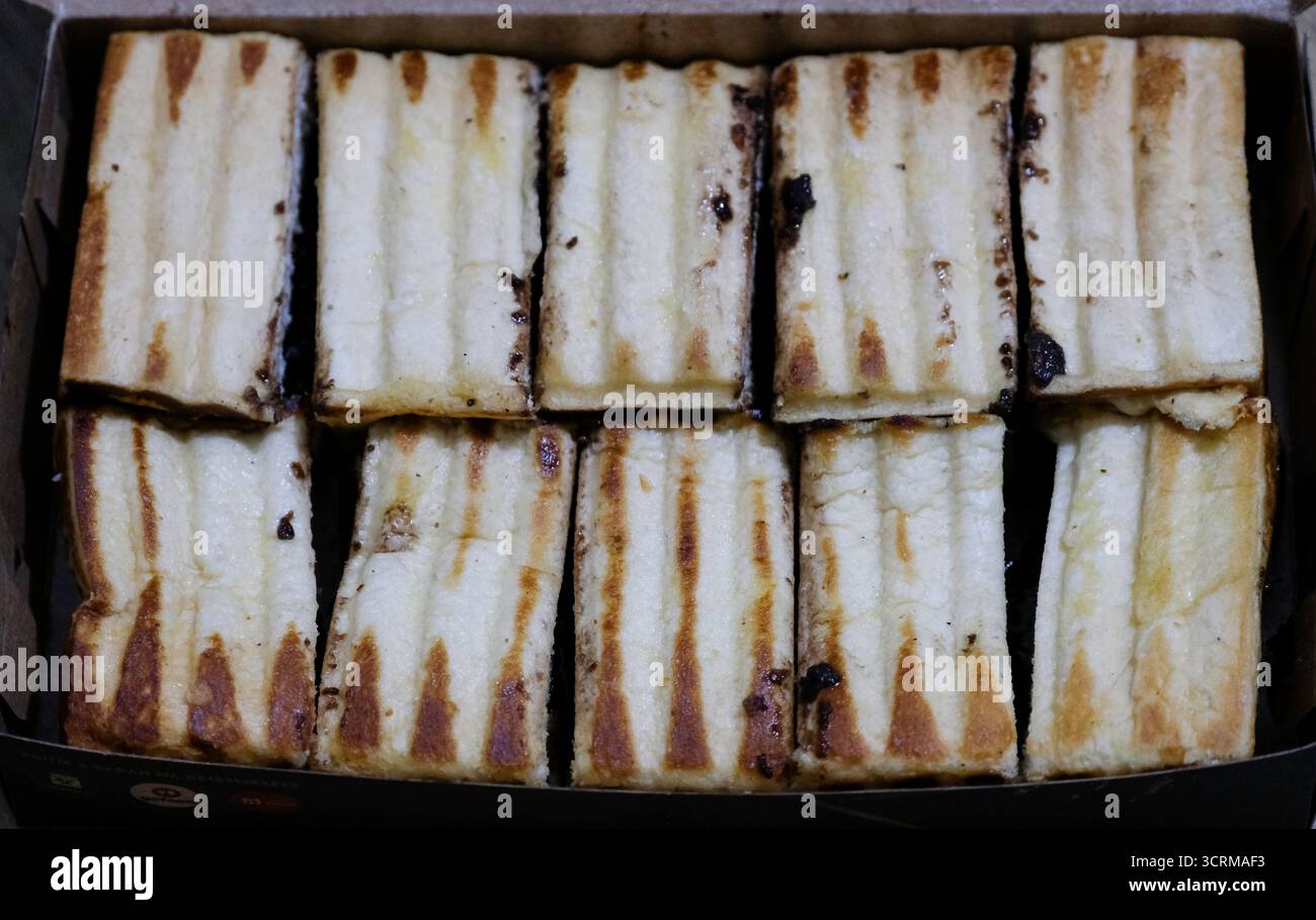 Roti bakar Bandung avec pâte à tartiner au chocolat, un pain grillé populaire de rue Banque D'Images