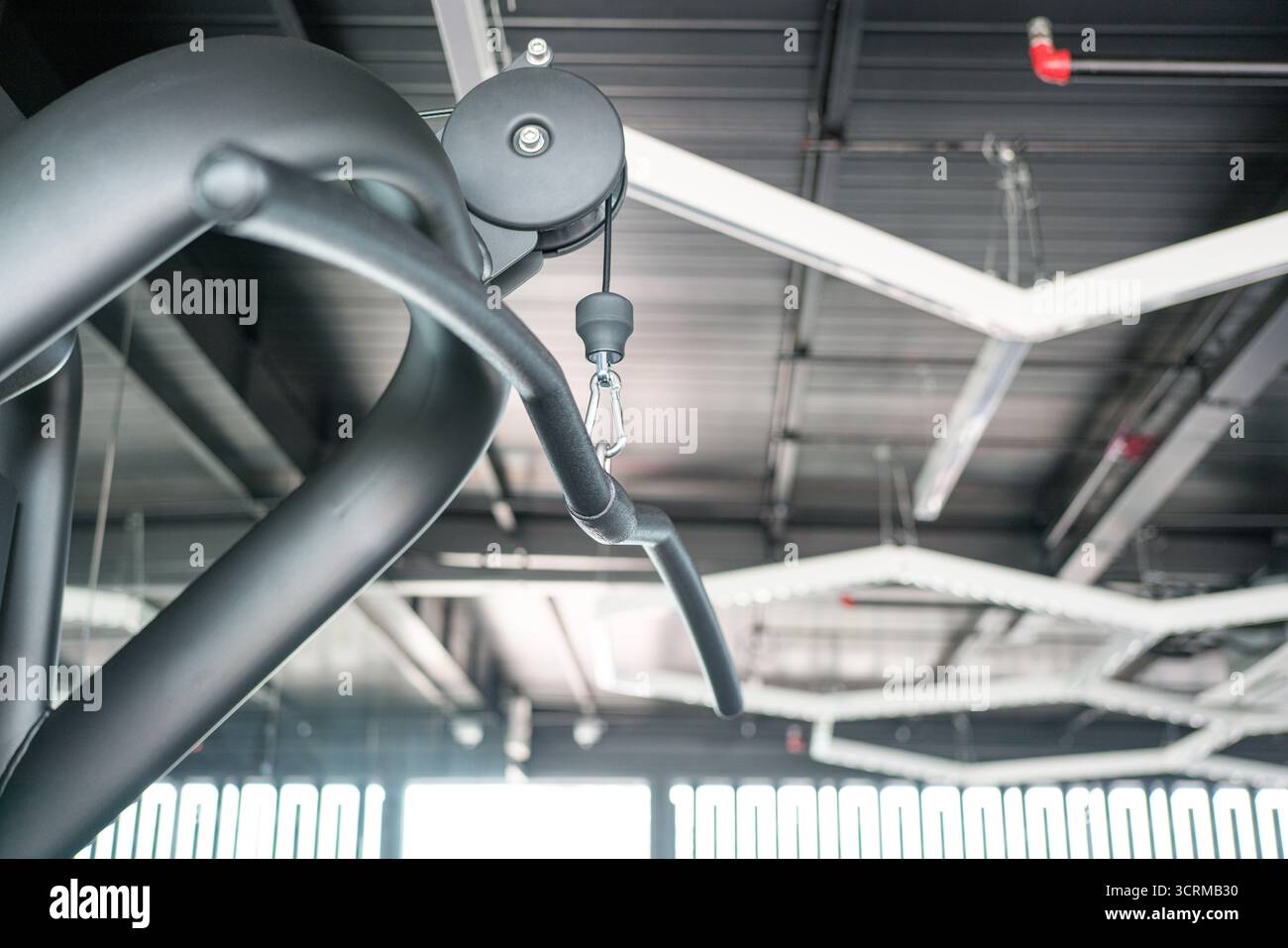 Vue rapprochée de la machine Lat Pull Down à l'intérieur d'un gymnase. Entraînement et exercice concetp. Banque D'Images