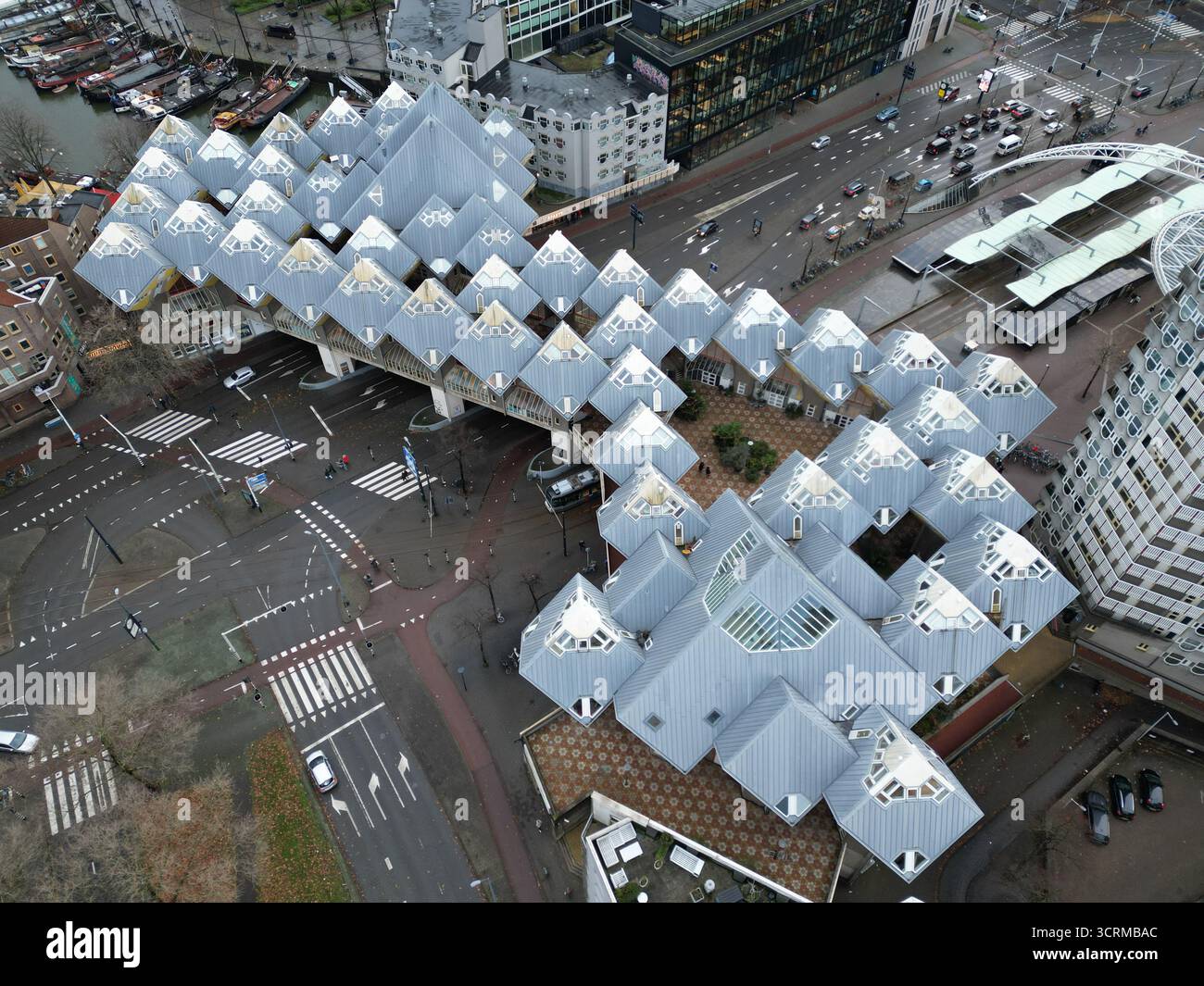 Vue aérienne des maisons en forme de cube frappantes qui se distinguent par leur design géométrique et leur architecture unique, Rotterdam, Zuid-Holland, pays-Bas. Banque D'Images