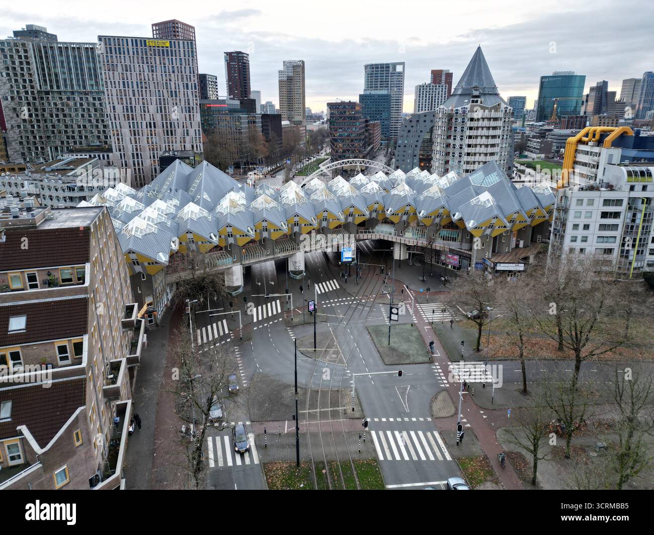 Vue aérienne des vibrantes maisons Cube contrastant avec l'horizon moderne, un mélange d'innovation architecturale, Rotterdam, Zuid-Holland, pays-Bas. Banque D'Images