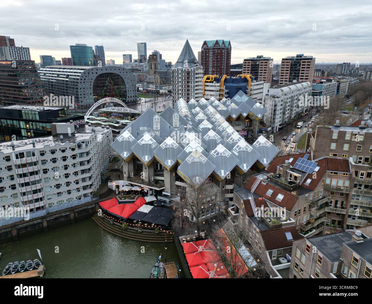 Vue aérienne des emblématiques maisons cubiques projetant des ombres géométriques près de l'animation de Markthal, un contraste entre la vie moderne et l'horizon de Rotterdam, R Banque D'Images