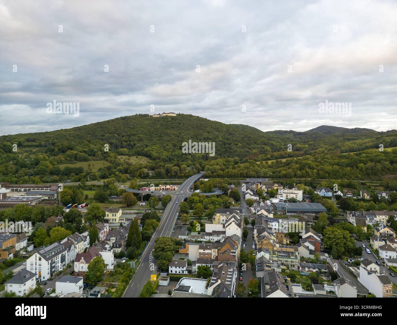 Vue aérienne de la colline Drachenfels couronnée d'une ruine de château surplombant le Rhin et la ville ci-dessous, Koenigswinter, Rhénanie du Nord-Westphalie, Allemagne. Banque D'Images