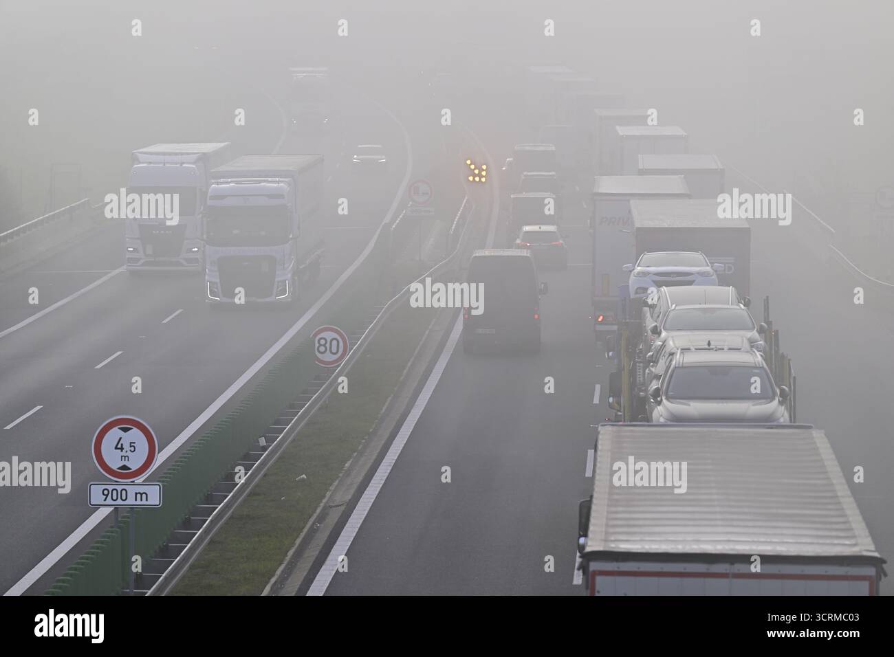 Usti nad Labem, République tchèque. 02 octobre 2025. Situation du trafic sur les itinéraires de détour de l’autoroute D8 entre Usti nad Labem et la frontière avec l’Allemagne, où une fermeture bidirectionnelle d’une semaine des tunnels de Panenska et Libouchec pour réparations a commencé, Usti nad Labem, 2 octobre 2025. Sur la photo est l'autoroute près de Krasny les dans la direction de l'Allemagne, peu avant les tunnels. Crédit : Ondrej Hajek/CTK photo/Alamy Live News Banque D'Images
