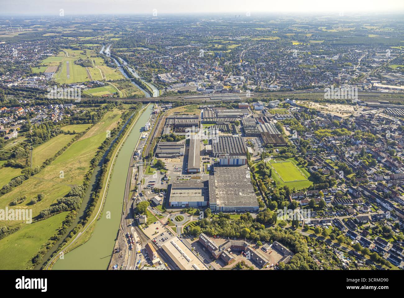 Vue aérienne, port au canal Datteln-Hamm, zone industrielle Hafenstrasse et Dortmunder Strasse, usine voestalpin Boehler, vue sur l'aérodrome an Banque D'Images