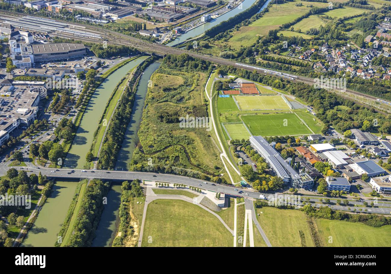 Vue aérienne, Auenpark avec plate-forme d'observation Erlebensraum Lippeaue, Muensterstrasse Bundesstrasse B63, Hamtec avec toit solaire, installations sportives de football Banque D'Images